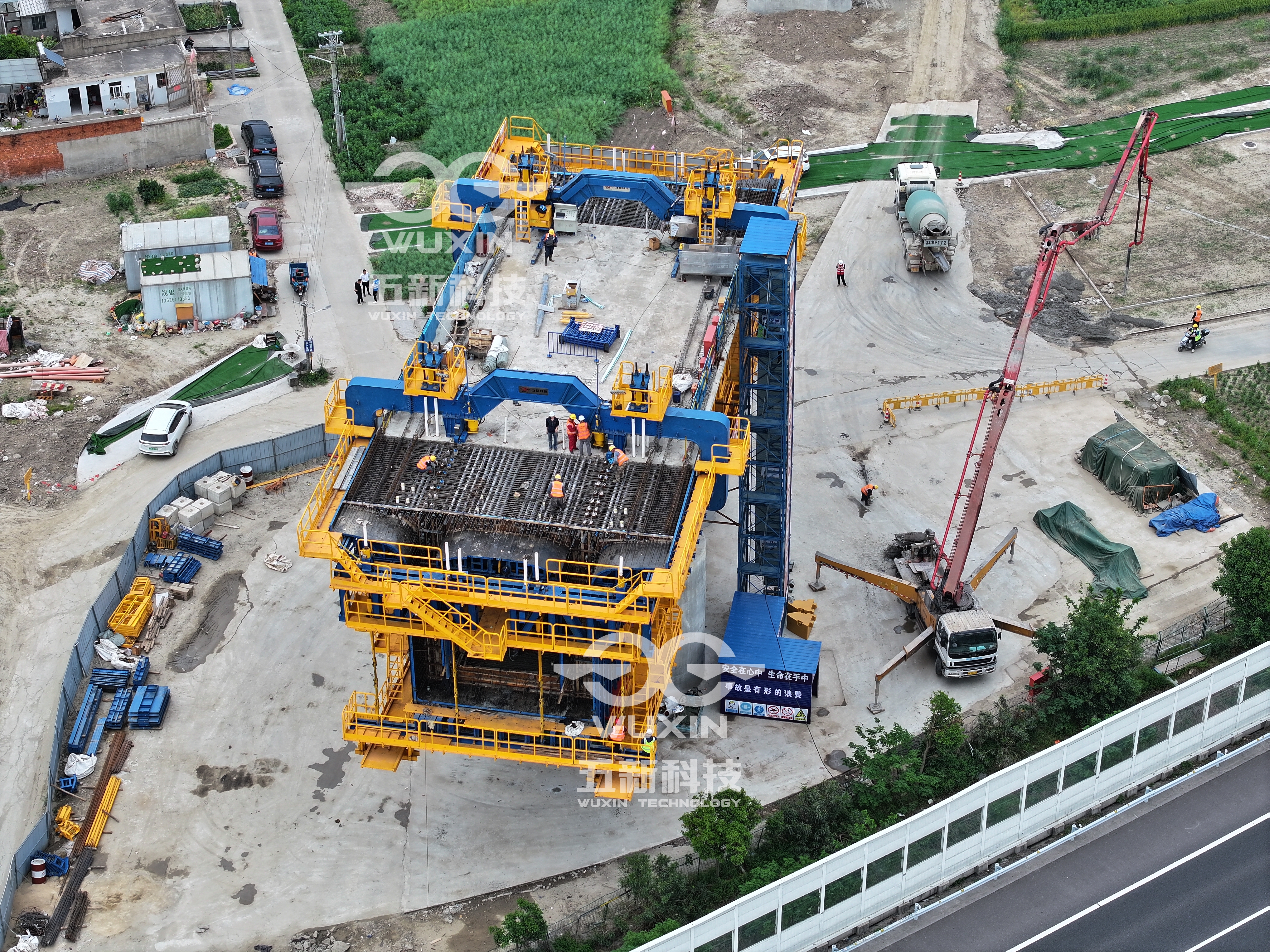 智能懸臂造橋機 —（中鐵建大橋局-北沿江高鐵跨京滬高速段）1.jpg