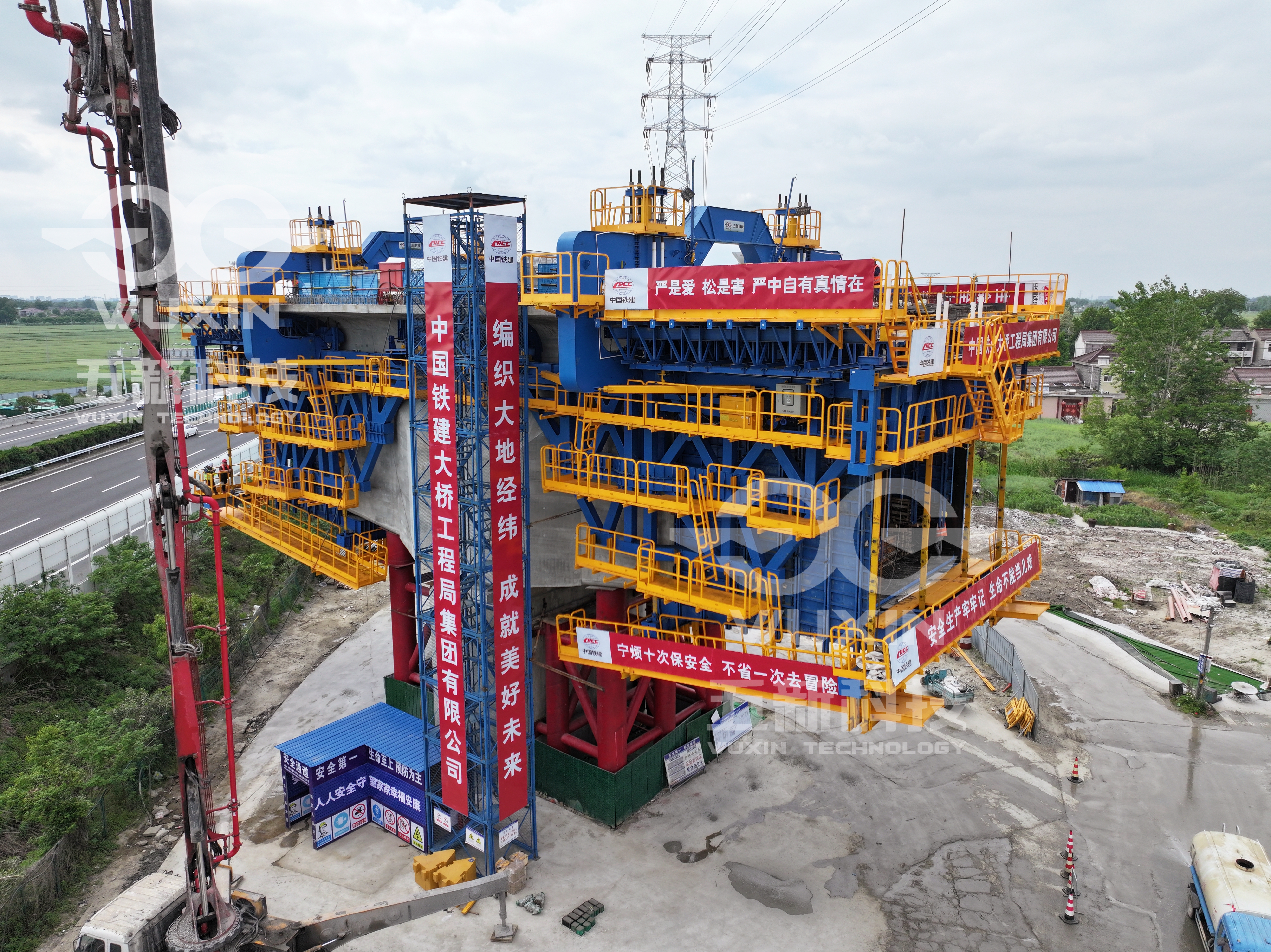 智能懸臂造橋機 —（中鐵建大橋局-北沿江高鐵跨京滬高速段）2.jpg