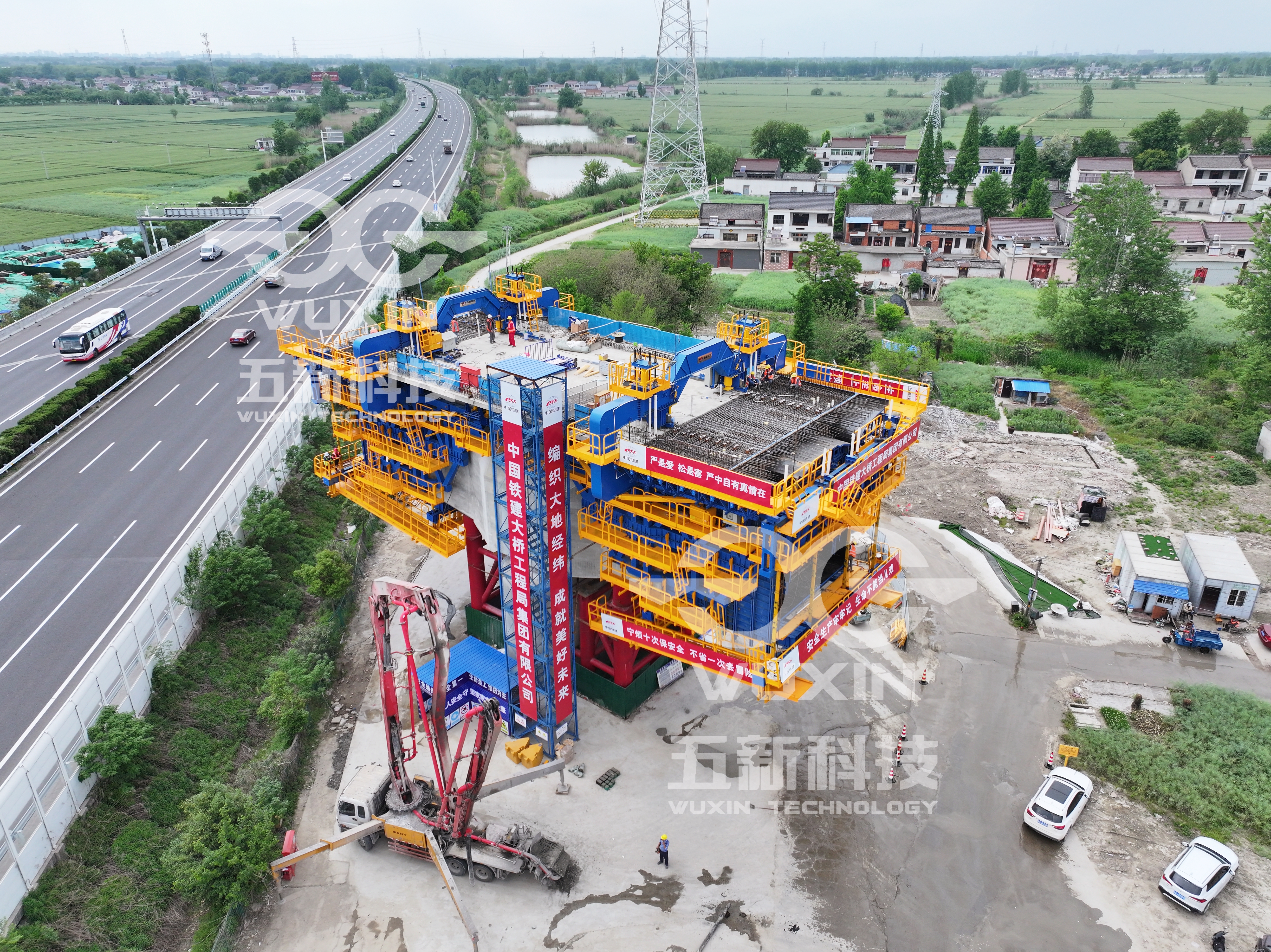 智能懸臂造橋機 —（中鐵建大橋局-北沿江高鐵跨京滬高速段）3.jpg