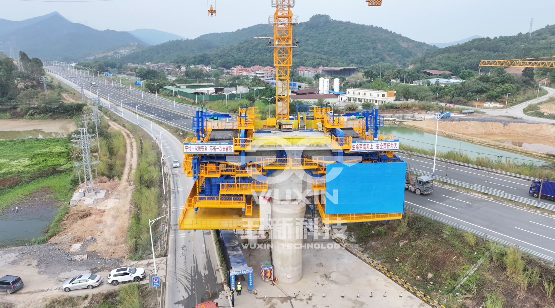 中鐵五局-珠肇高鐵跨廣明高速公路特大橋-智能懸臂造橋機6.jpg